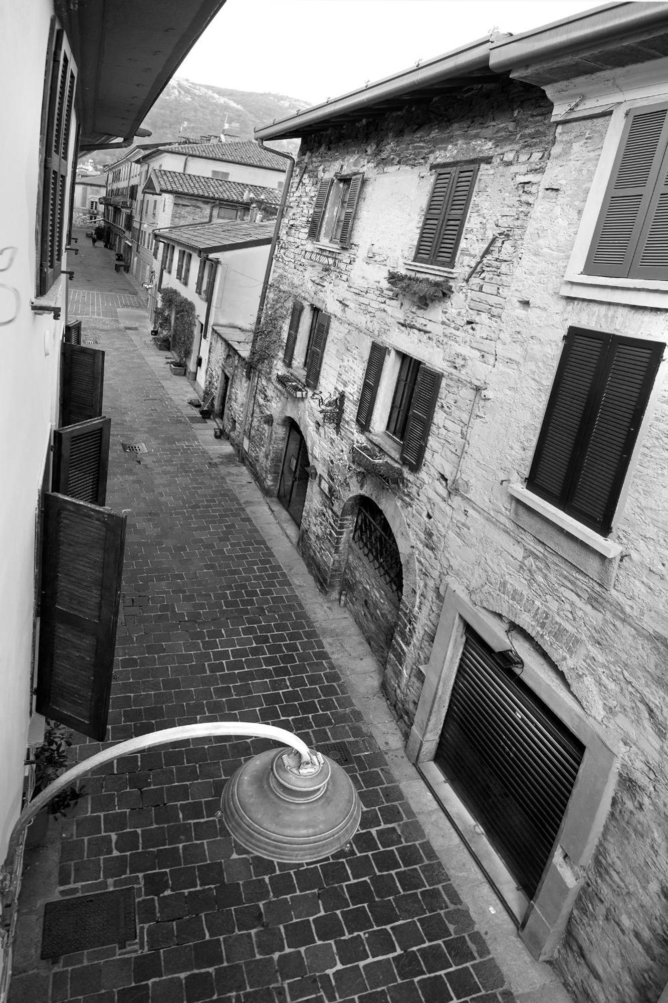 Larius Apartment Como Bagian luar foto